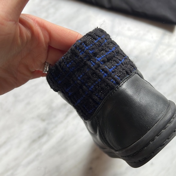 CHANEL BLACK NAVY TWEED LEATHER CC LOGO 2X ZIP CHAIN SNEAKERS size 37 - Picture 4 of 6